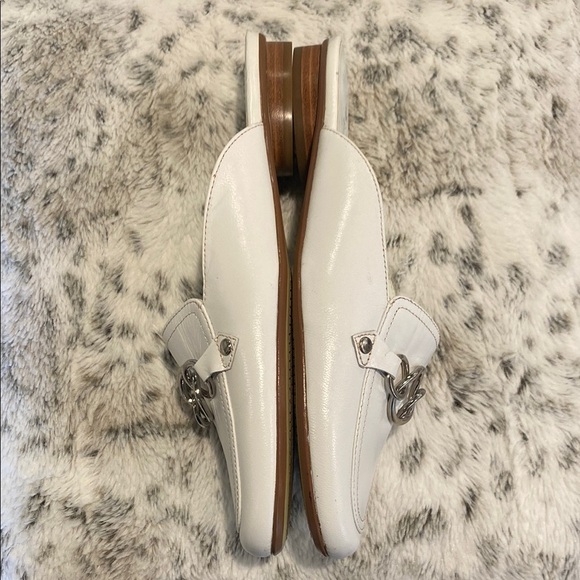Etienne Aigner Shoe Mules White Leather Almond Toe Silver Chain Size 8 Wide - Picture 3 of 10